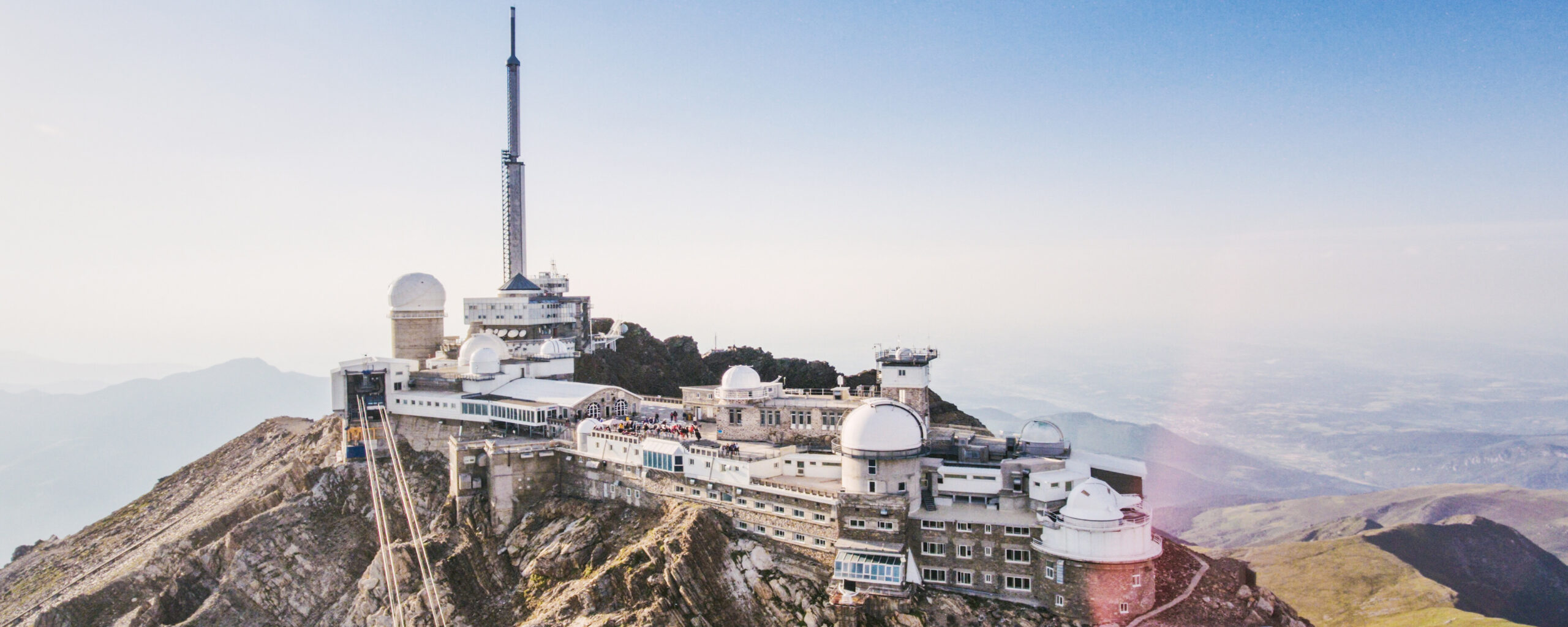 Vue panoramique depuis le sommet du Pic du Midi en famille