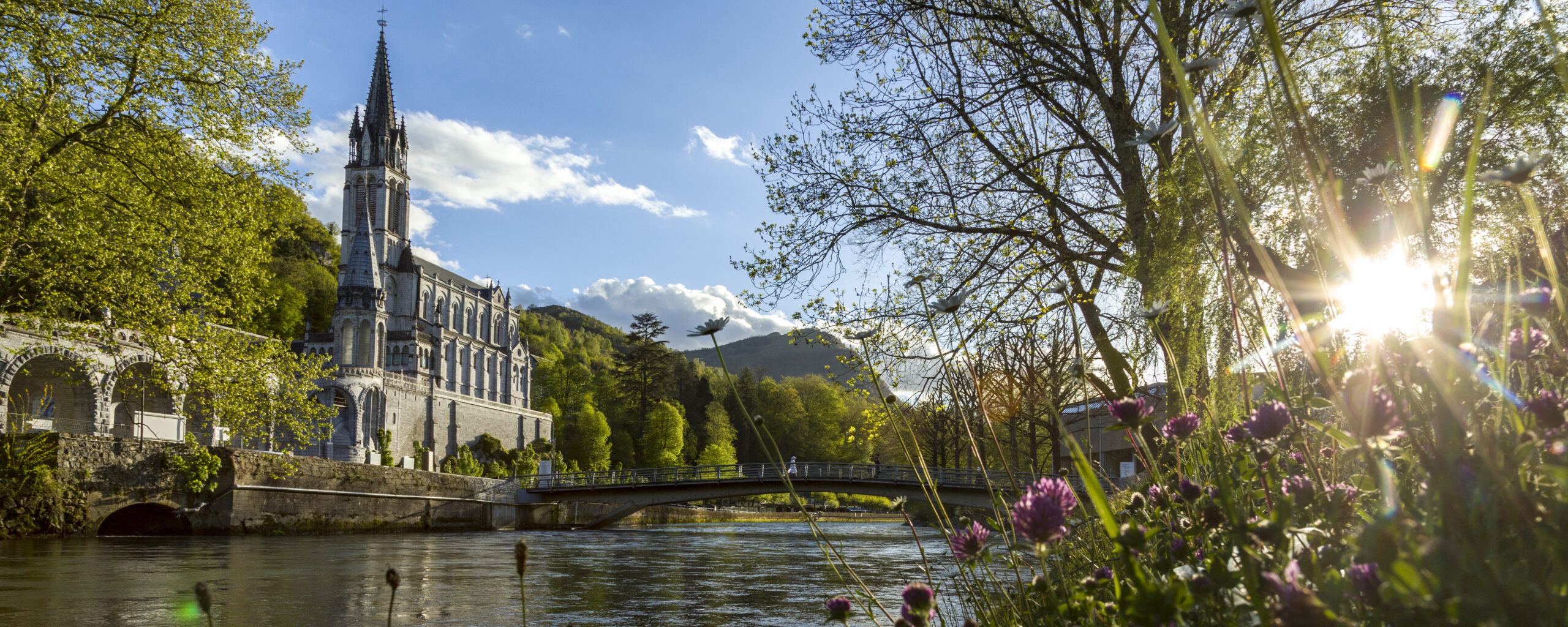 Procession aux flambeaux en famille aux sanctuaires de Lourdes